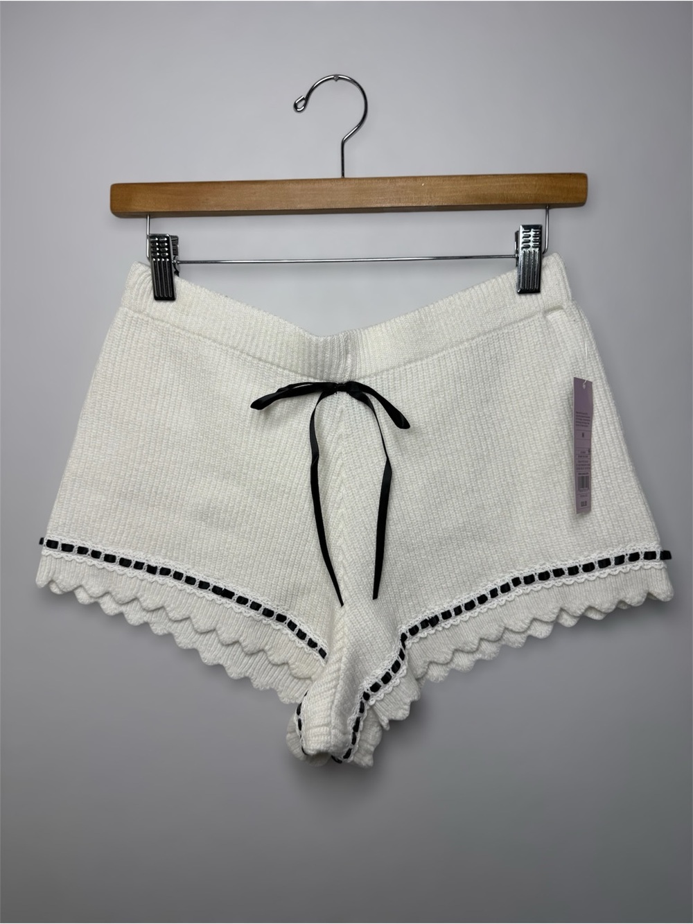 New wild fable Off White Knit High-Waist Scallop Hem Shorts with Black Trim M